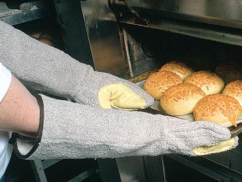 Reach with Confidence  Cool Grip® Baking Mitts